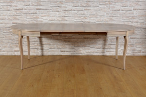 tavolo ovale con allunghe che si possono inserire e riporre internamente chiuso lungo 120 centimetri massima apertura estensione 245 le 4 gambe sono mosse e sagomate in stile Provenzale